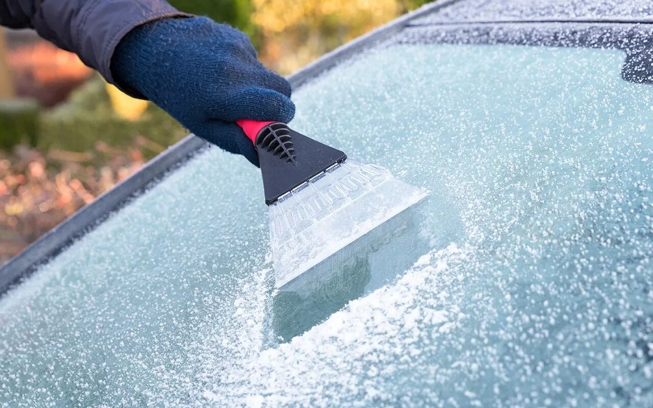 Лед на лобовом стекле. Обледенение лобового стекла. Чистка стекол автомобиля. Наледь на стекле. Замерзшее лобовое стекло.