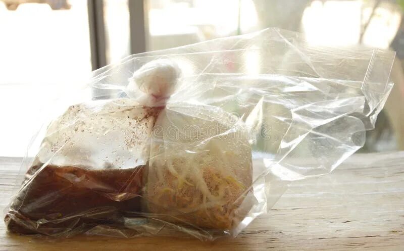 Оливье в целлофановом пакете. Крышка для разогрева в микроволновке. Что можно разогревать в микроволновке. Вакуумные пакеты для упаковки хлеба. Носки в микроволновке.