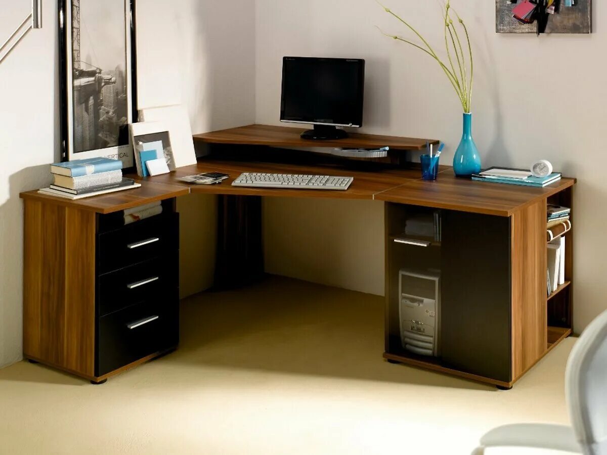 Красивый стол для компьютера. Компьютерный стол. Стол письменный угловой. Стол письменный компьютерный. Удобный большой компьютерный стол.