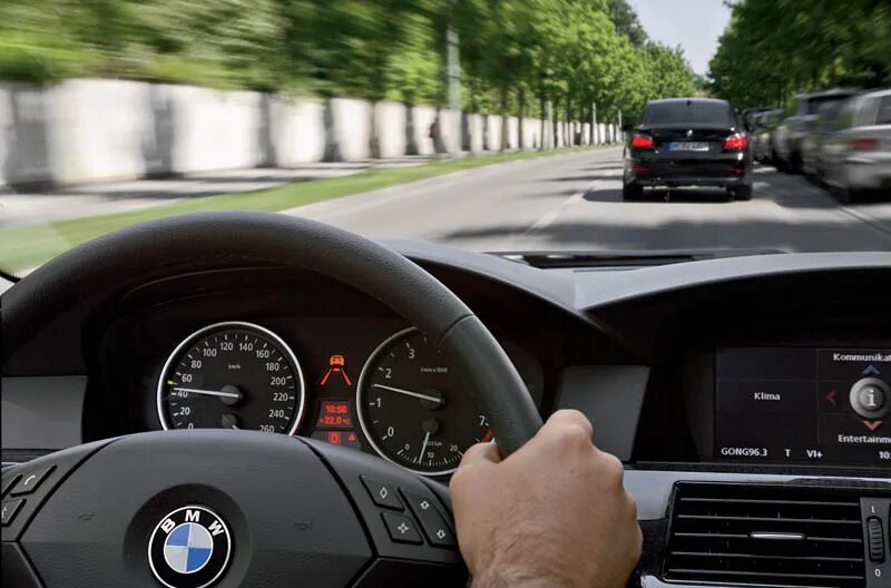 Плавное вождение. BMW x5 вид с водительского. За рулем автомобиля. Езда на автомобиле. Вид из автомобиля.