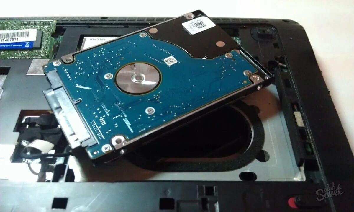 После жесткого ноутбуке. Сломанный жесткий диск. Жёсткие диски для ноутбуков разобранные. Разбитый жесткий диск. Сломанный HDD.