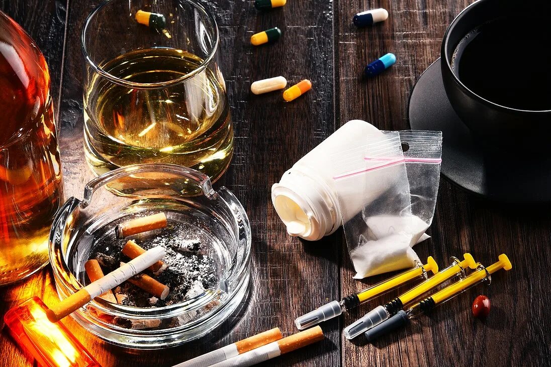 Виски орган человека. Алкоголь и сигареты. Сигары и алкоголь. Обои с сигаретами и алкоголем. Табак напитки.