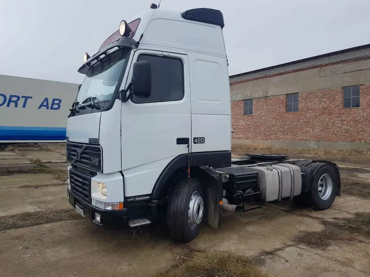 Бу тягачи с пробегом купить. Volvo FH 2000. Вольво седельный тягач белый. Седельный тягач Вольво 2000. Вольво ФН 12 седельный тягач 2000 год с прицепом.