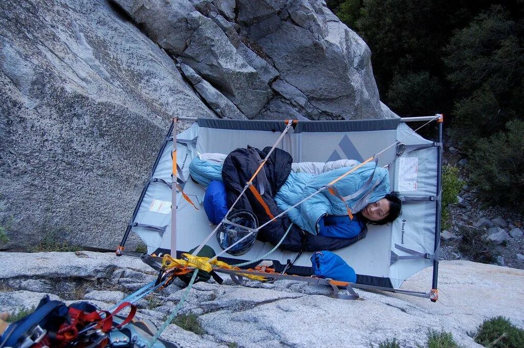 Ночевка 2015. Ночевка на отвесной скале в горах. Палатка СПН альпинистская. Палатка для скалолазов. Палатка на отвесной скале.