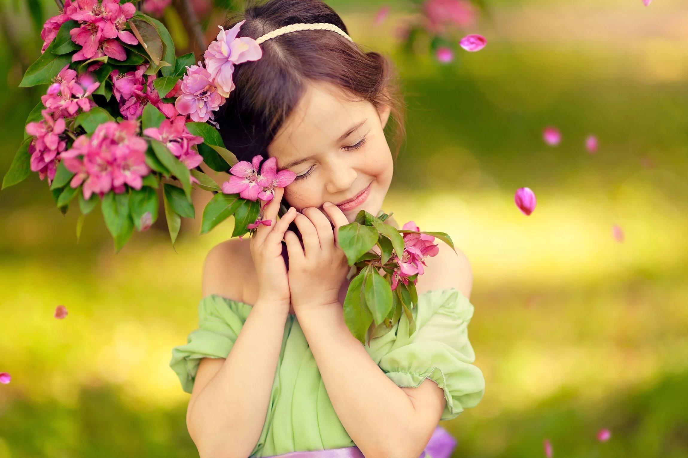 Девочка с цветами. Дети с цветами. Подарю улыбку подарю цветы