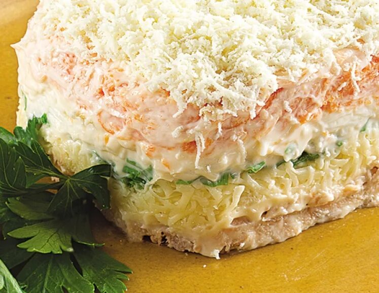 рыбный салат. салат мимоза скумбрии с консервой. скумбрия сыр яйцо салат. мимоза с консервой скумбрия. салат с копченой скумбрией слоями.