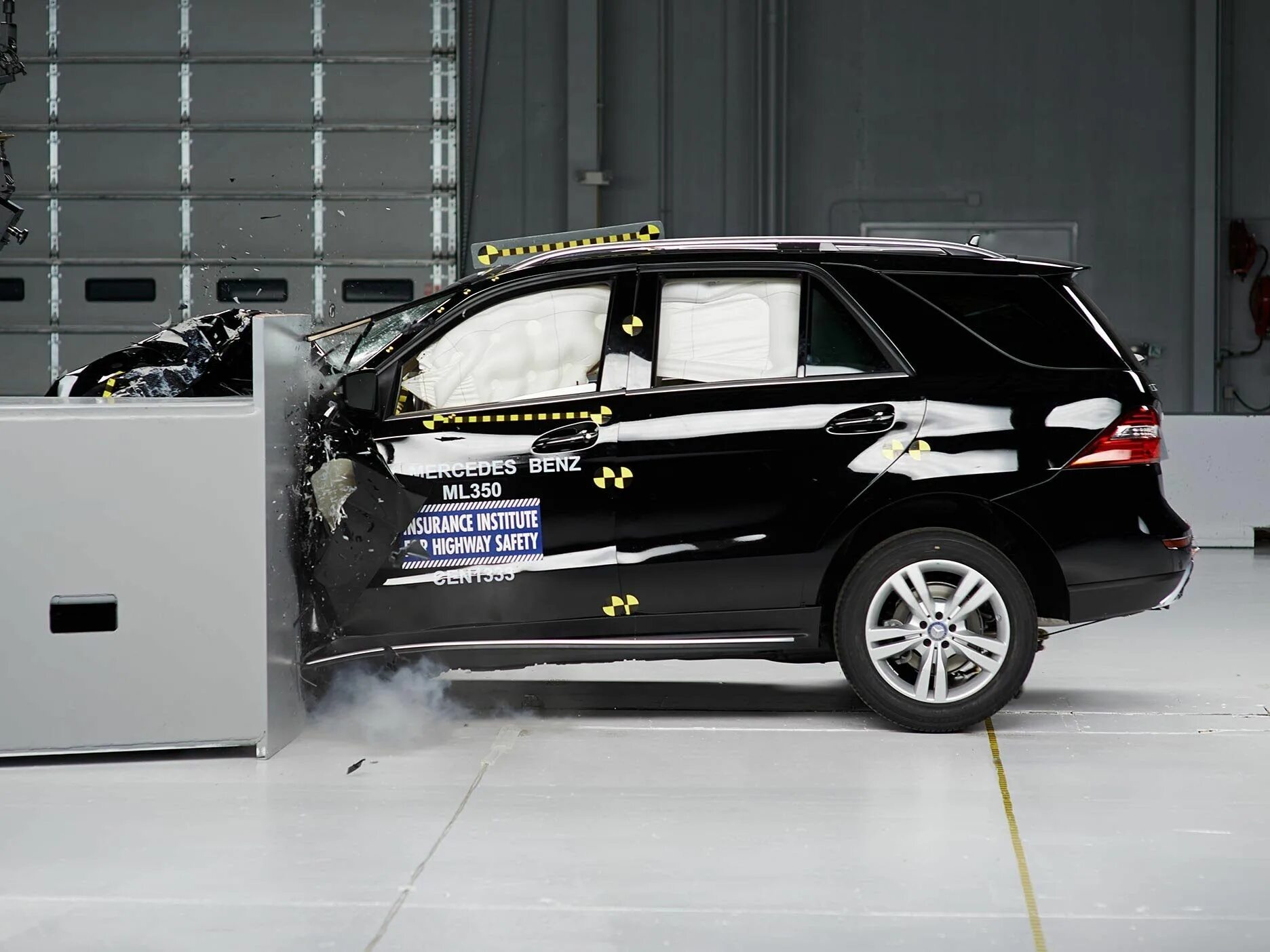 Краш тест автомобиля mercedes s class. Краш тест мерседес. Краш тест mercedes c-class. Мерседес tested. Краш тест мерседес w140.