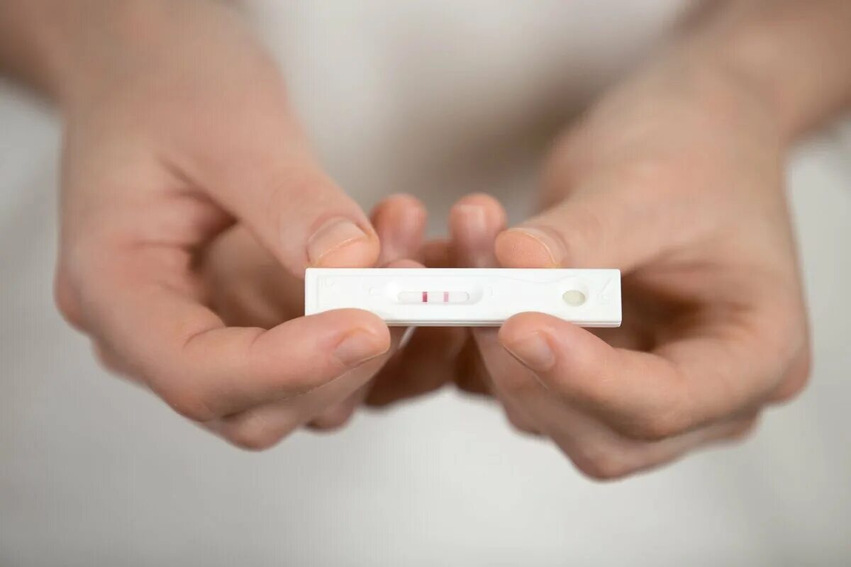 Тест на беременность. Внематочная беременность тест. Тест на беременность фото. Тест на беременность в руке. Тест на беременность на еде