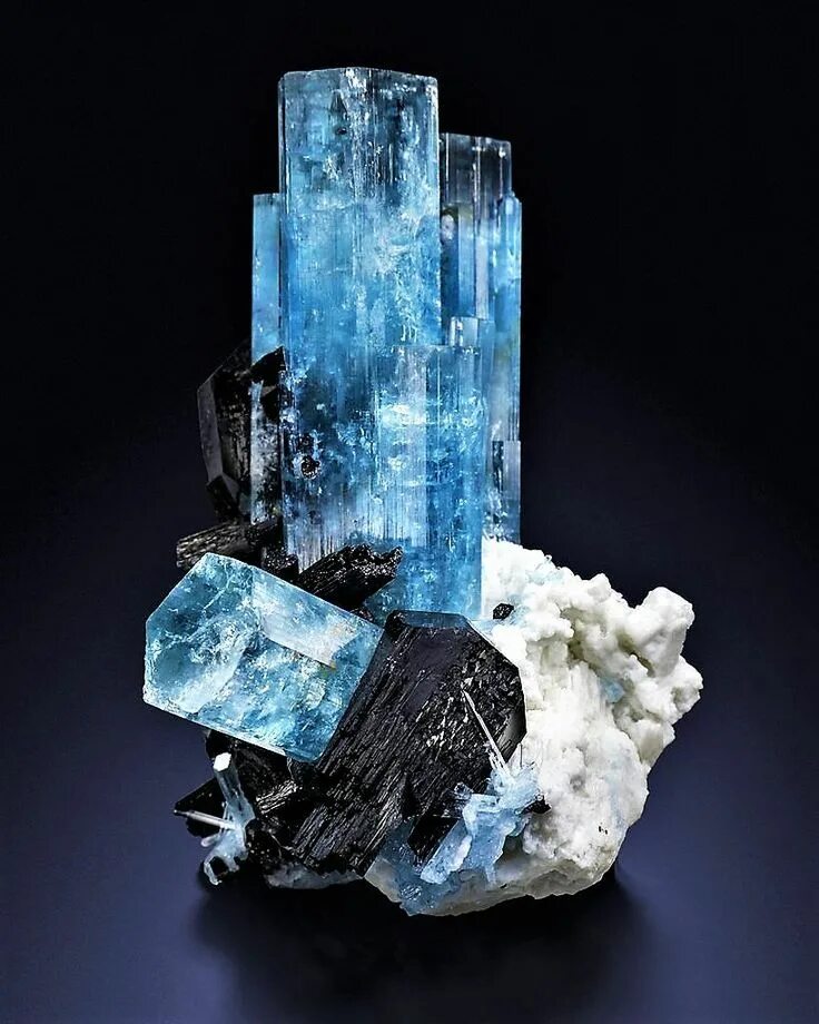 Камень минерал Аквамарин. Голубой Аквамарин минерал. Аквамарин друза. Аквамарин камень Кристалл.