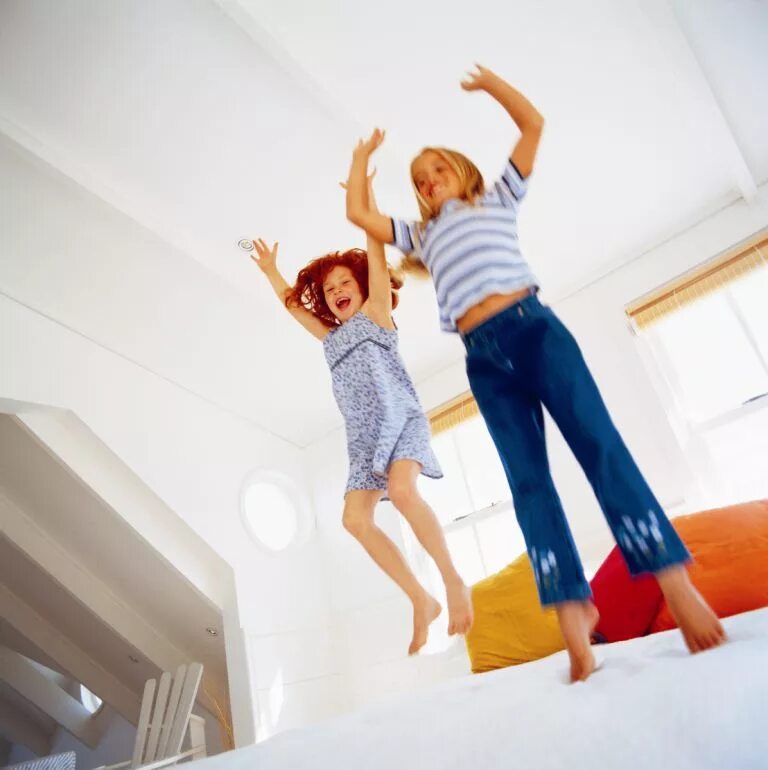 Как снять обшивку потолка на w116. Пожарный извещатель на потолке. Пожарная сигнализация на потолке. Как достать до потолка. Достать до потолка.