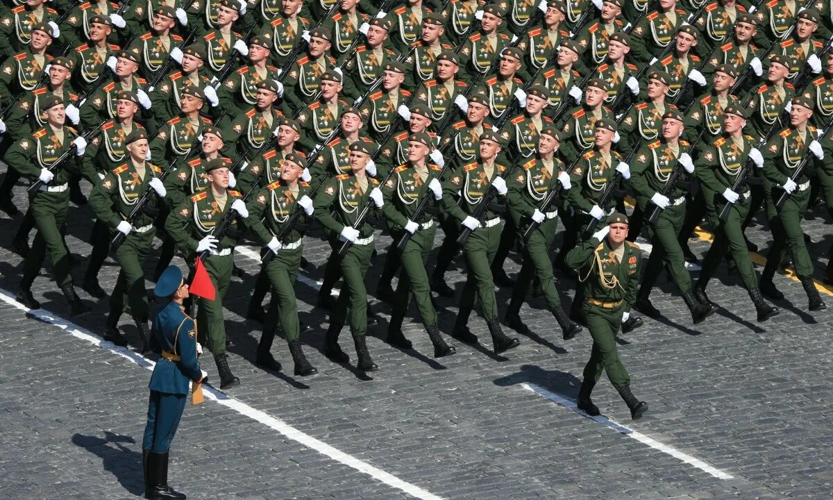 Военный парад. Солдаты на параде. Строй солдат на параде. Солдаты маршируют на параде.