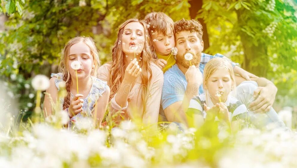 Счастливая семья на лугу. Семейная фотосессия в поле. Family meadow. Семья в луге. "семья и одуванчики".