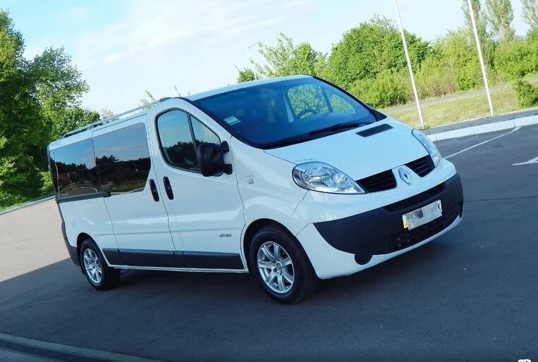 Рено трафик белый. Renault Trafic пассажирский. Рено трафик белый пассажирский. Рено трафик 2.