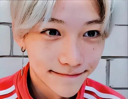 Какого цвета глаза феликса из stray kids