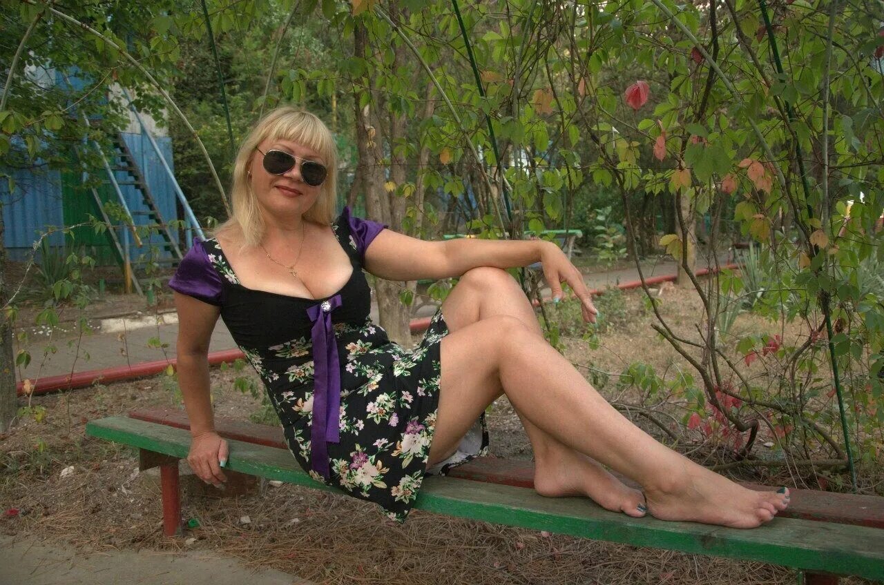 Взрослые женщины на даче. Знакомая дама. Женщины за 50 нижний новгород. Познакомился со зрелой на улице. Взрослая женщина лариса.