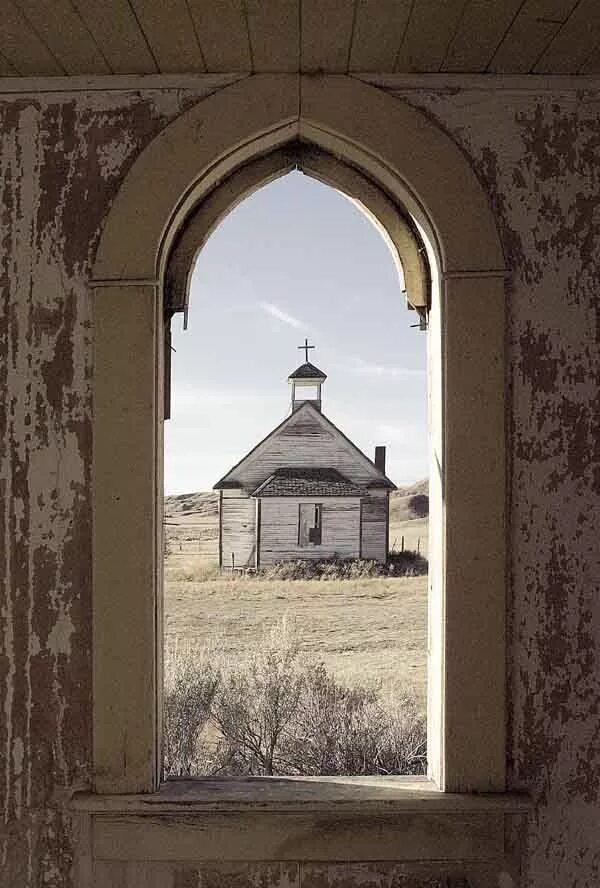 Окна в храме. Старое окно на Церковь. Окна старой церкви. Старая часовня. Старый дв