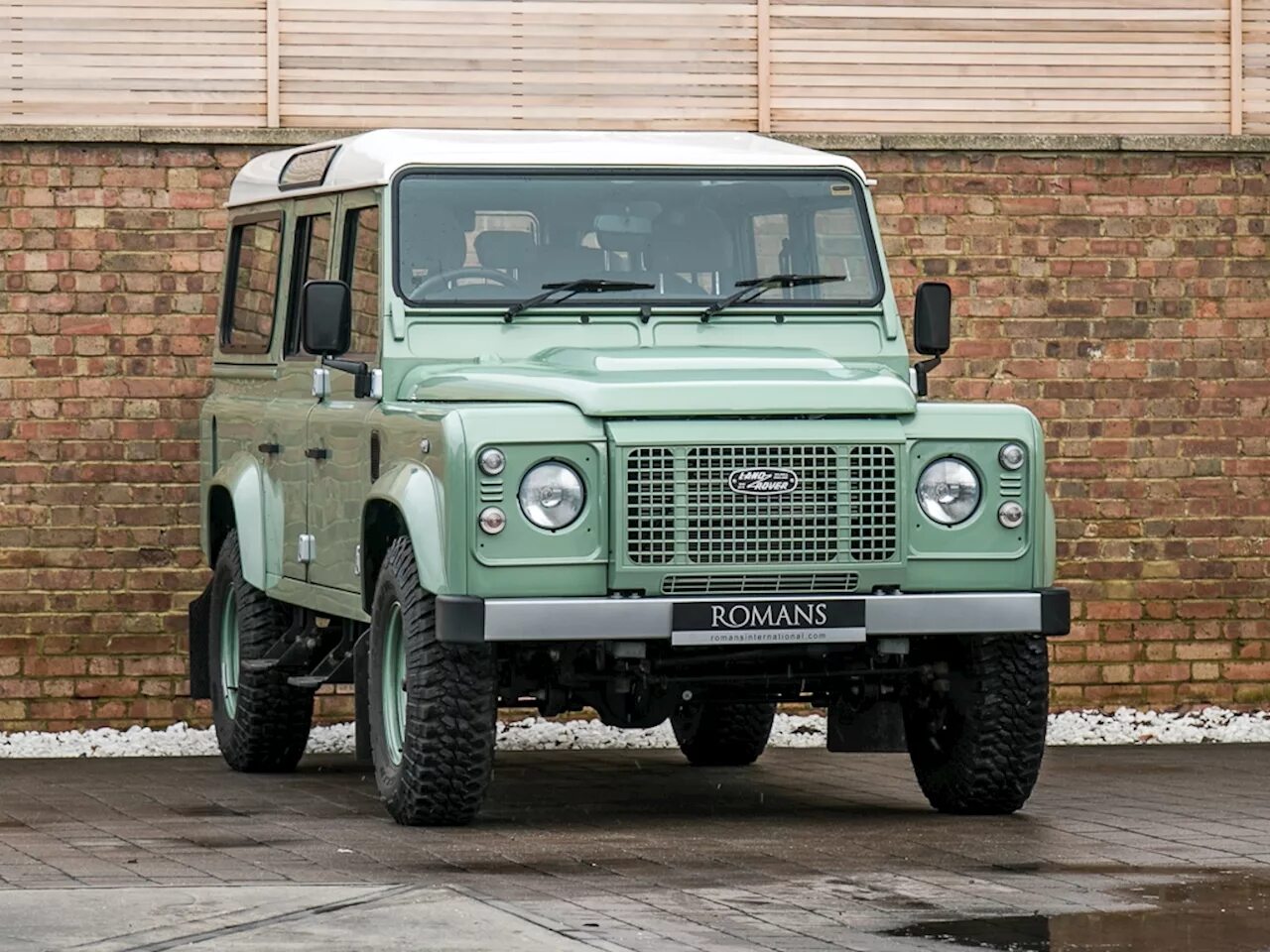 Defender auto купить. Ленд Ровер Дефендер. Land Rover 110. Лэнд Ровер Дефендер 2015. Ленд Ровер Дефендер 110 старый.