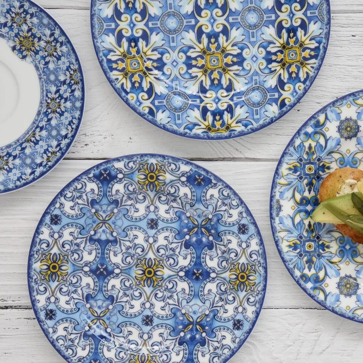 майолика тарелки. изделия из майолики. ярославская роспись майолика. посуда из майолики. майолика тарелки.