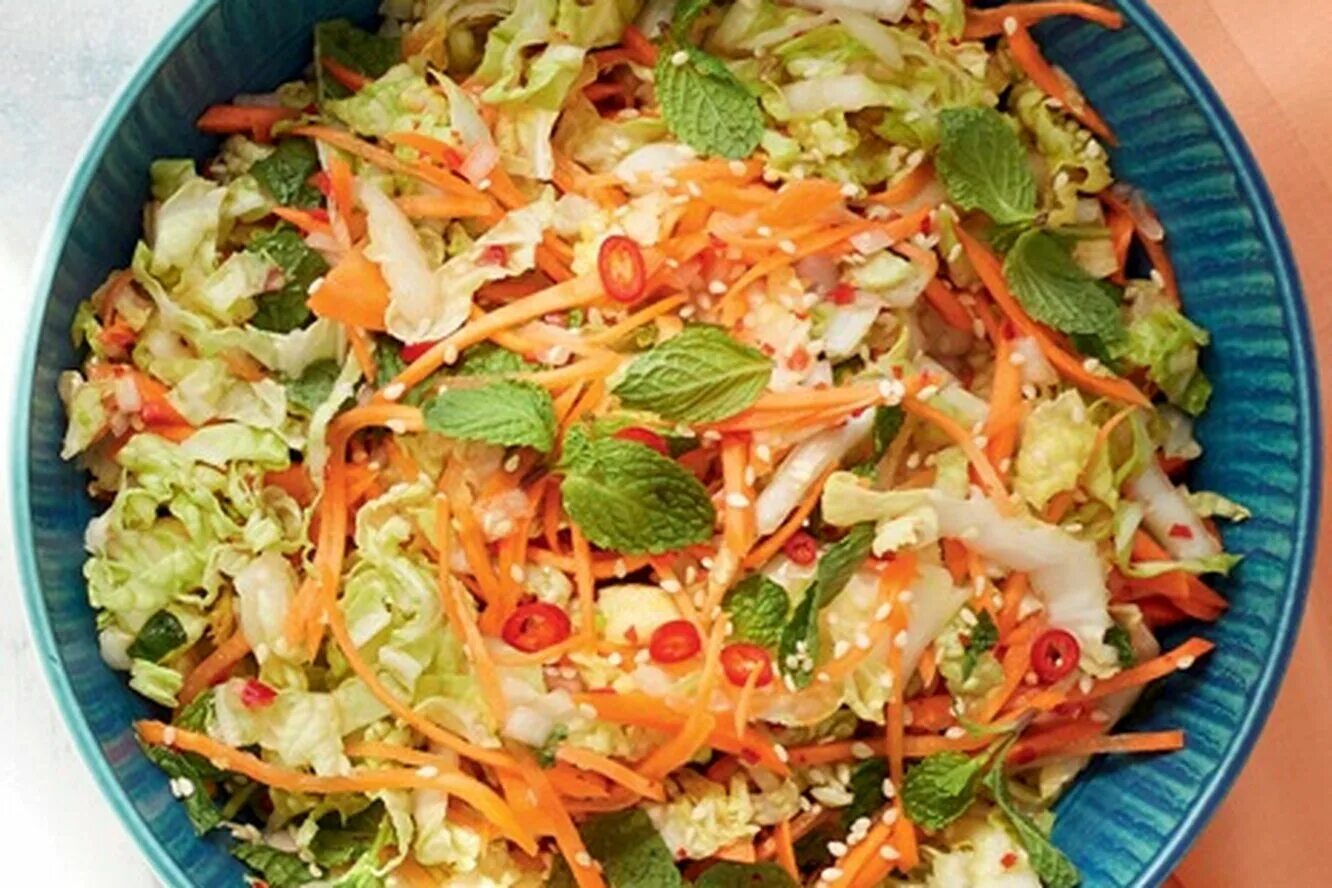 Салат капуста со свининой. Салат капуста со свининой. Салат из капусты. Азиатский салат с курицей. Салат витаминный.