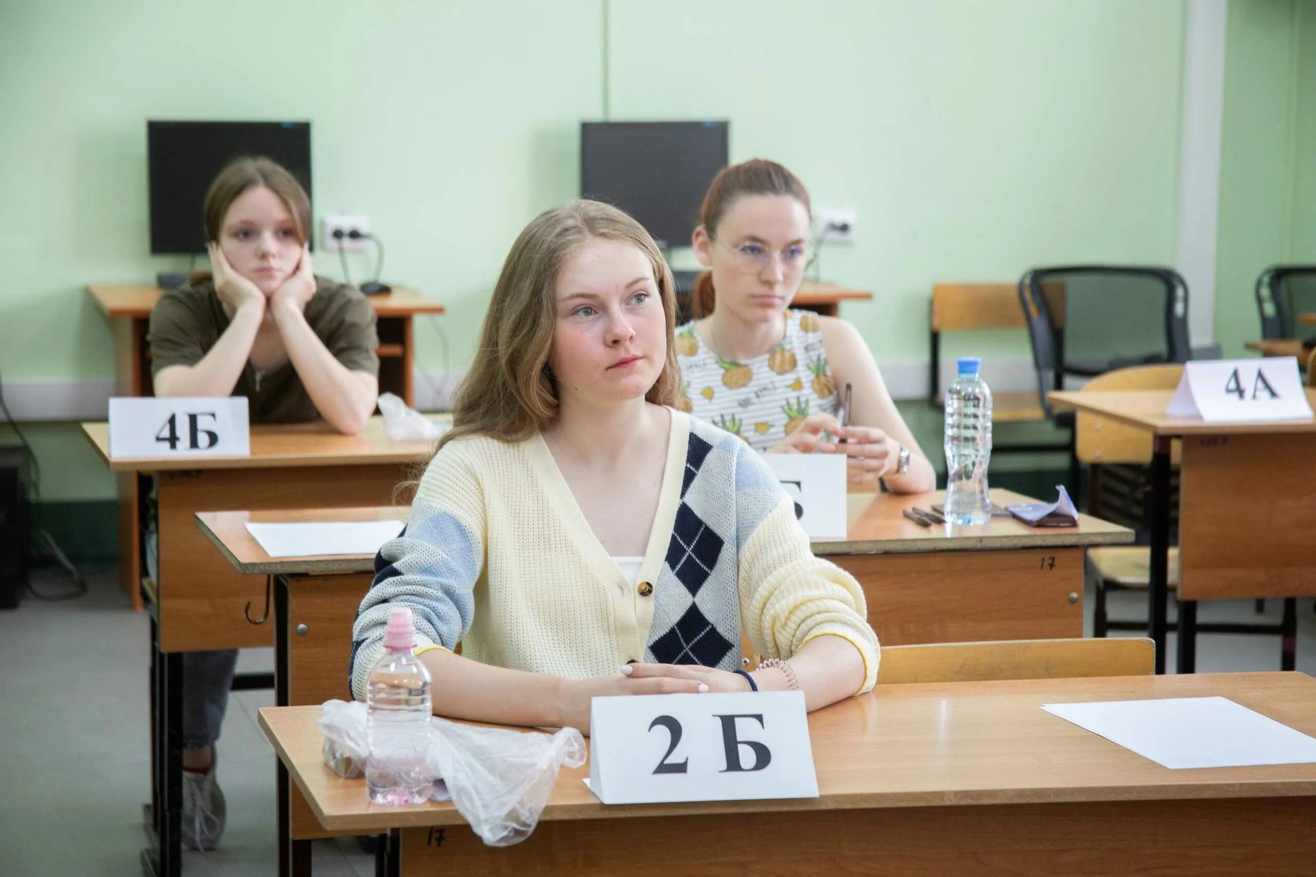 Экзамены в школе. Девятиклассники на ОГЭ. Экзамены школа ОГЭ. Школьники на ЕГЭ.