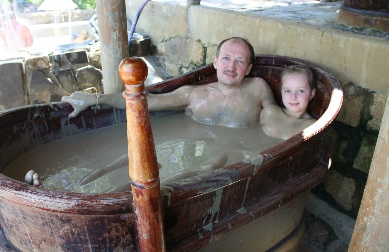 При температуре можно горячую ванну. Лечебные ванны для детей. Горячие ванны.