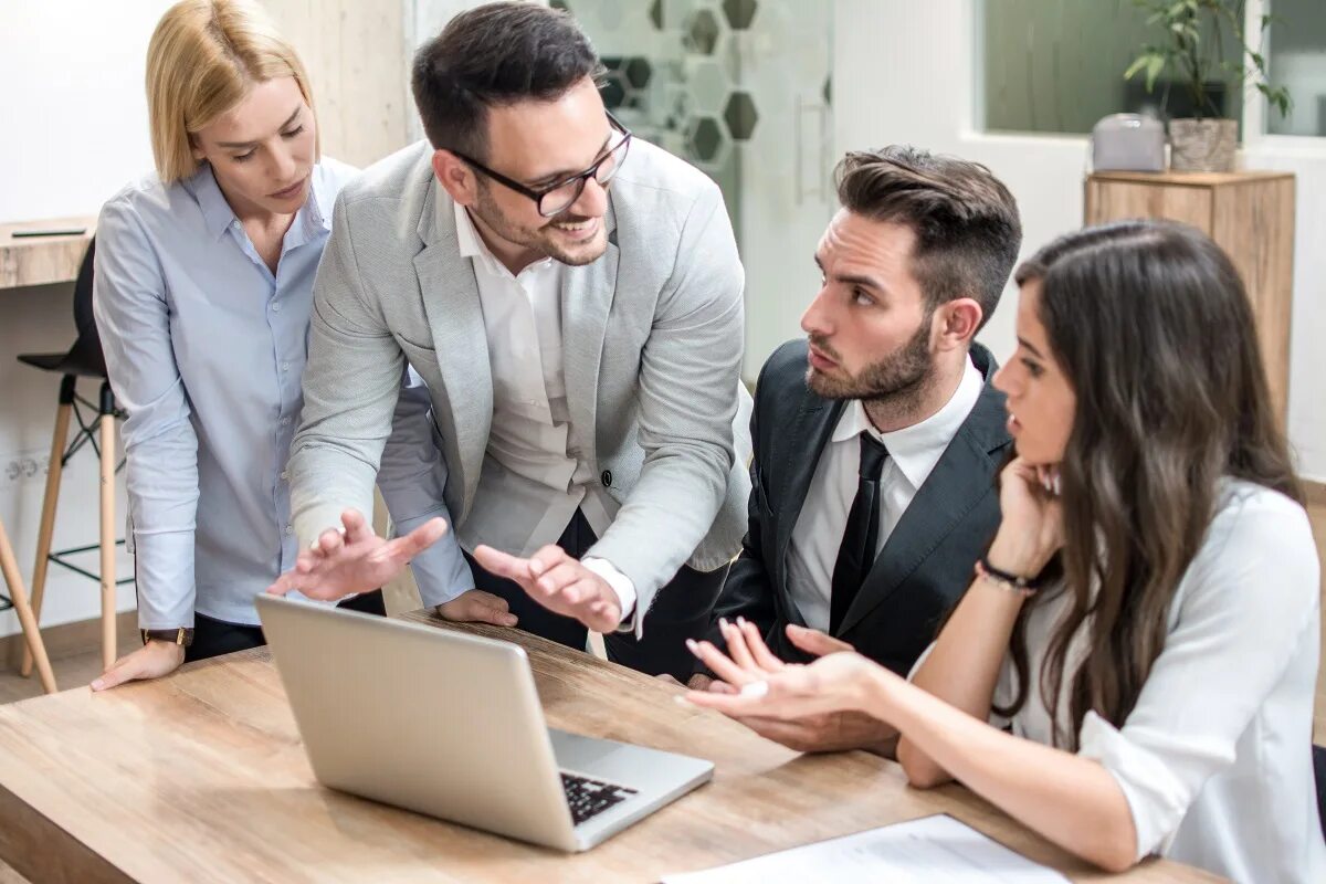 Discussing business. Люди в офисе. Встреча с клиентом. Бизнес встреча. Стажер в коллективе.