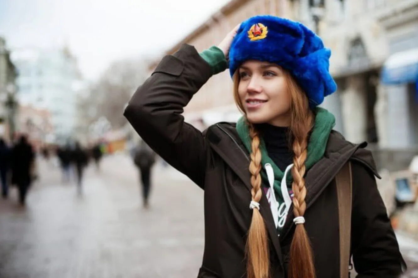 мальчик надевает шапку. когда шапка идет собаке больше чем тебе. подобрать шляпу по форме лица. какая такая шапка. норковая шапка прикол.