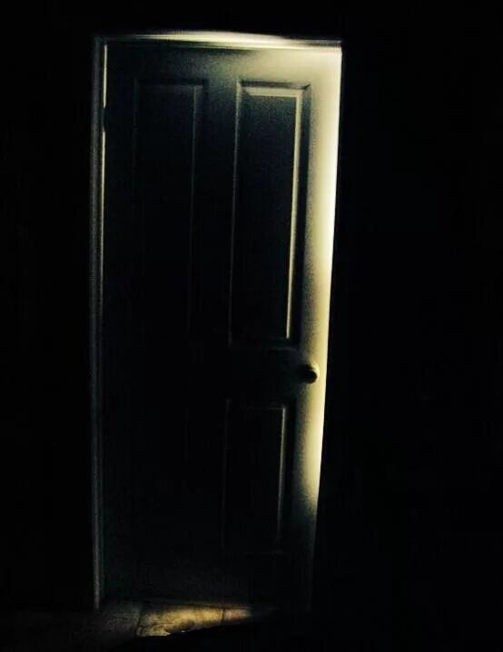 дверь в темноте. открытая дверь в темную комнату. страшное помещение. дверь ночью. страшная дверь.