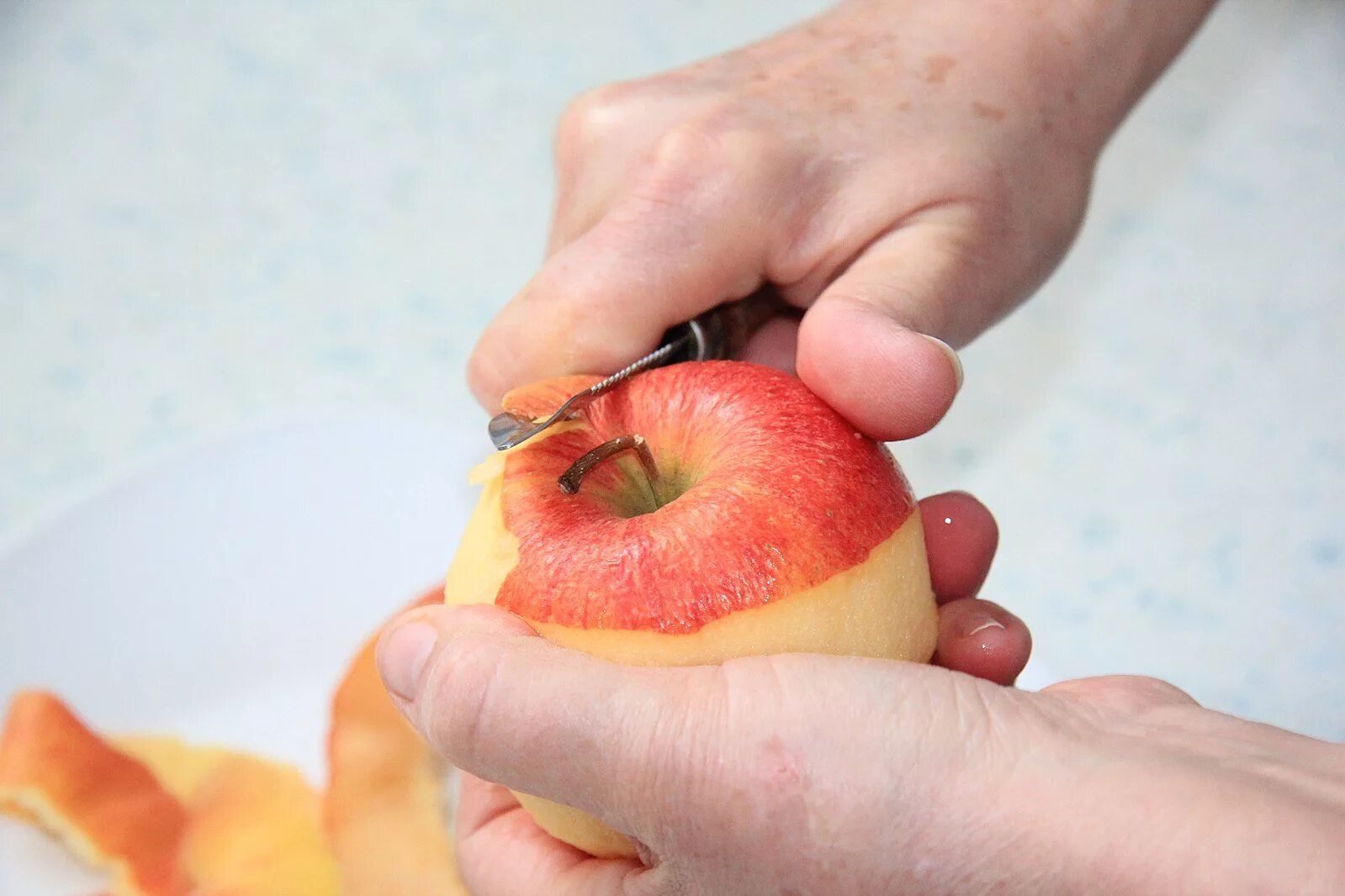 Нужно ли чистить яблоки. Очистка яблок. Очищенное яблоко. Почистить фрукты. Чистят кожуру с яблоком.
