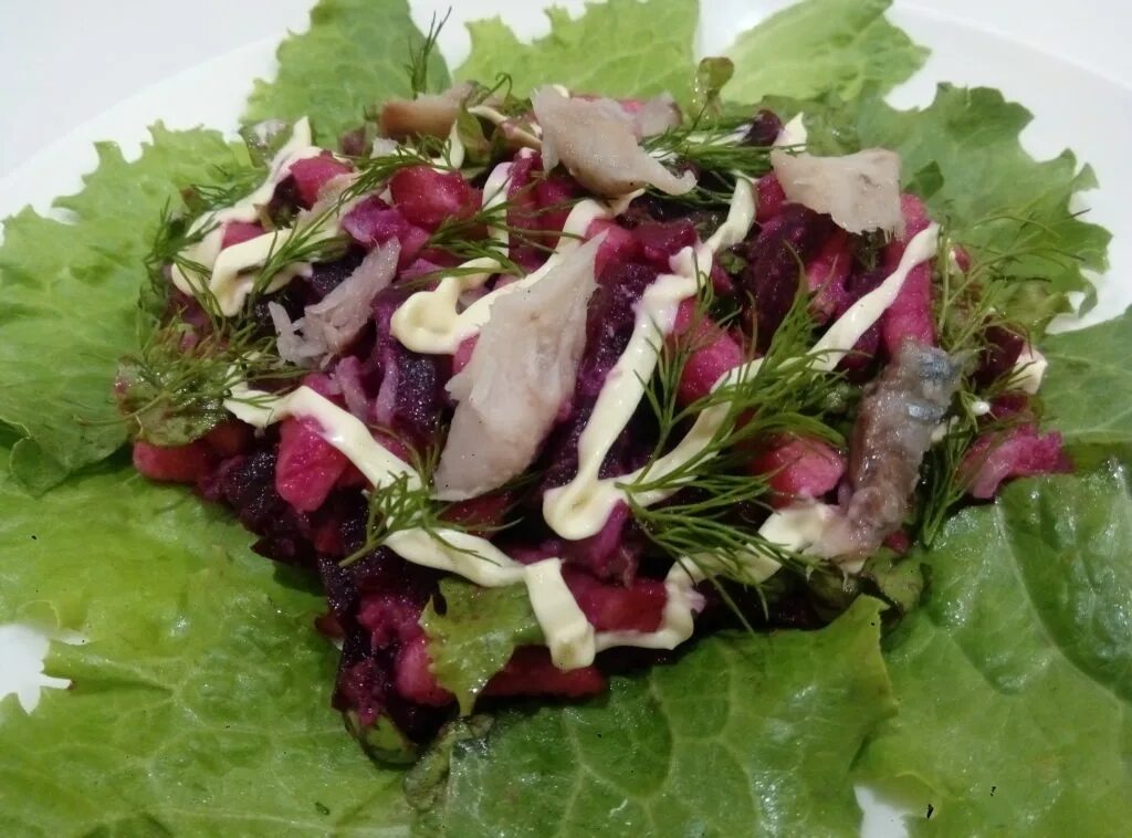 Салат ирины салтыковой с салом. Салат с салом от ирины салтыковой. Салат со свеклой и копченым. Салат с копченой скумбрией и свеклой. Салат со свеклой и копченым.