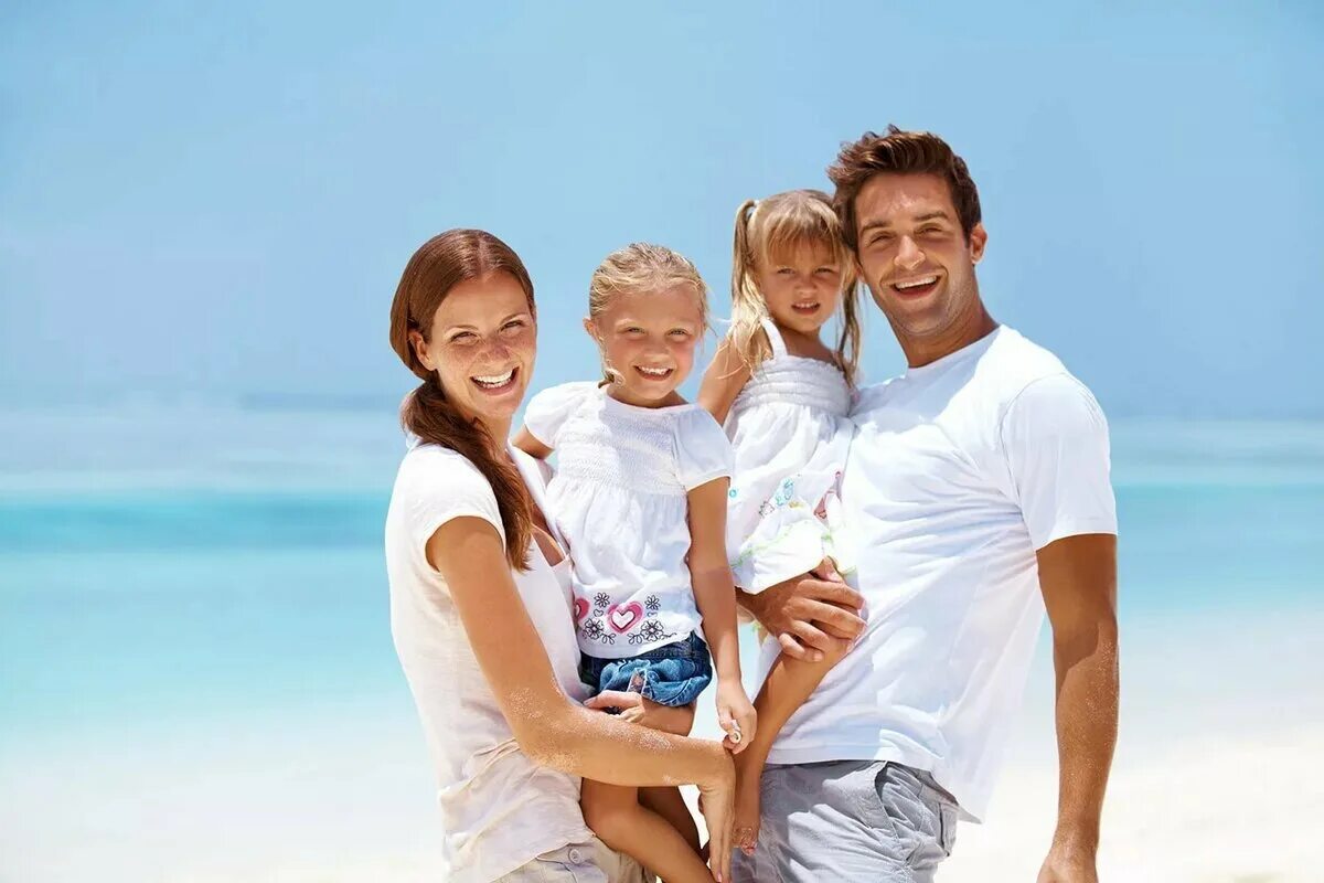 Акция счастливая семья. Ребенок в семье. Счастливая семья. Фотография семьи. Семья на море.