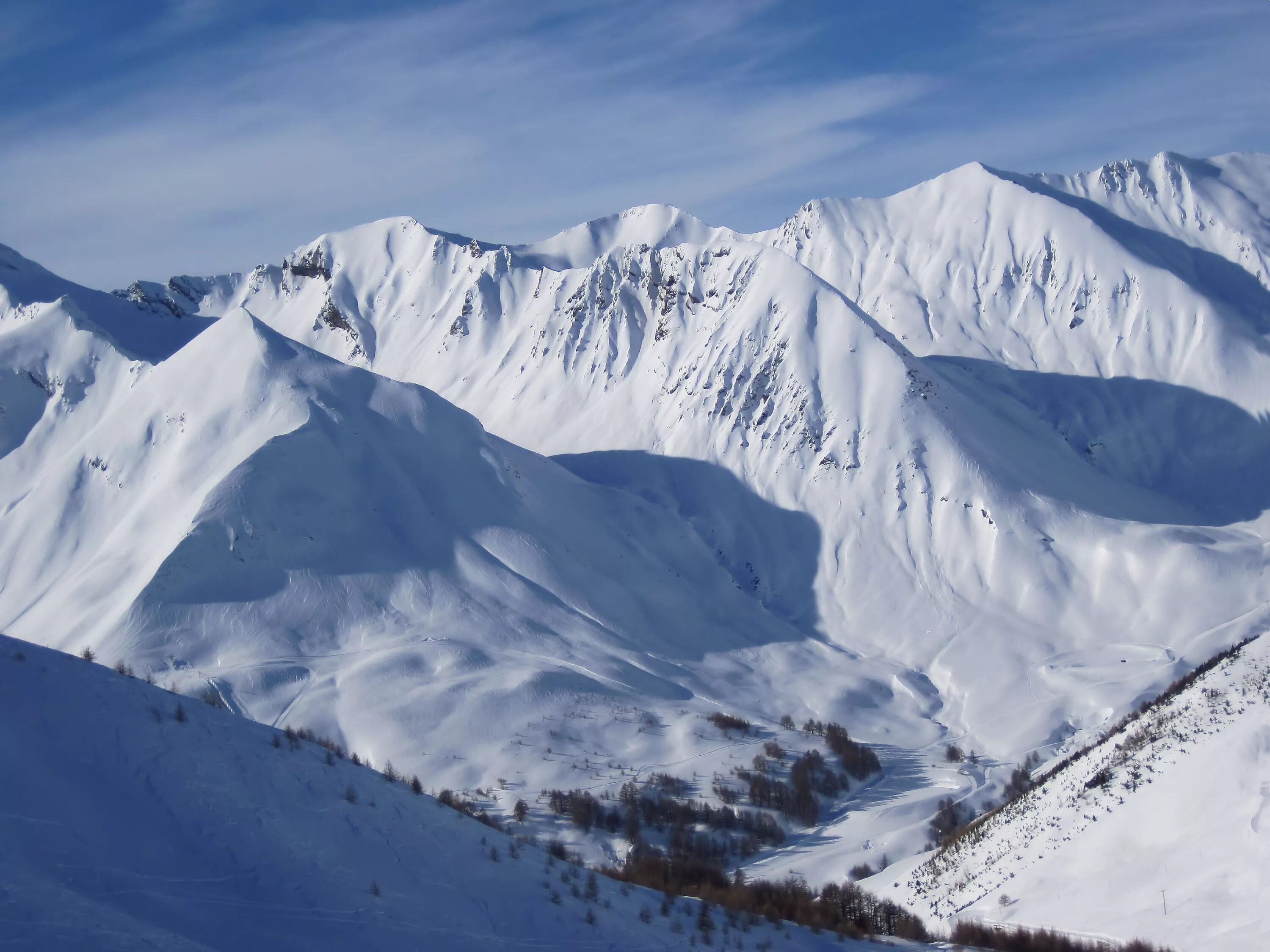 хан тенгри гора. снежная долина горы. заснеженная долина. снег в долине. снежная долина камчатка фото.