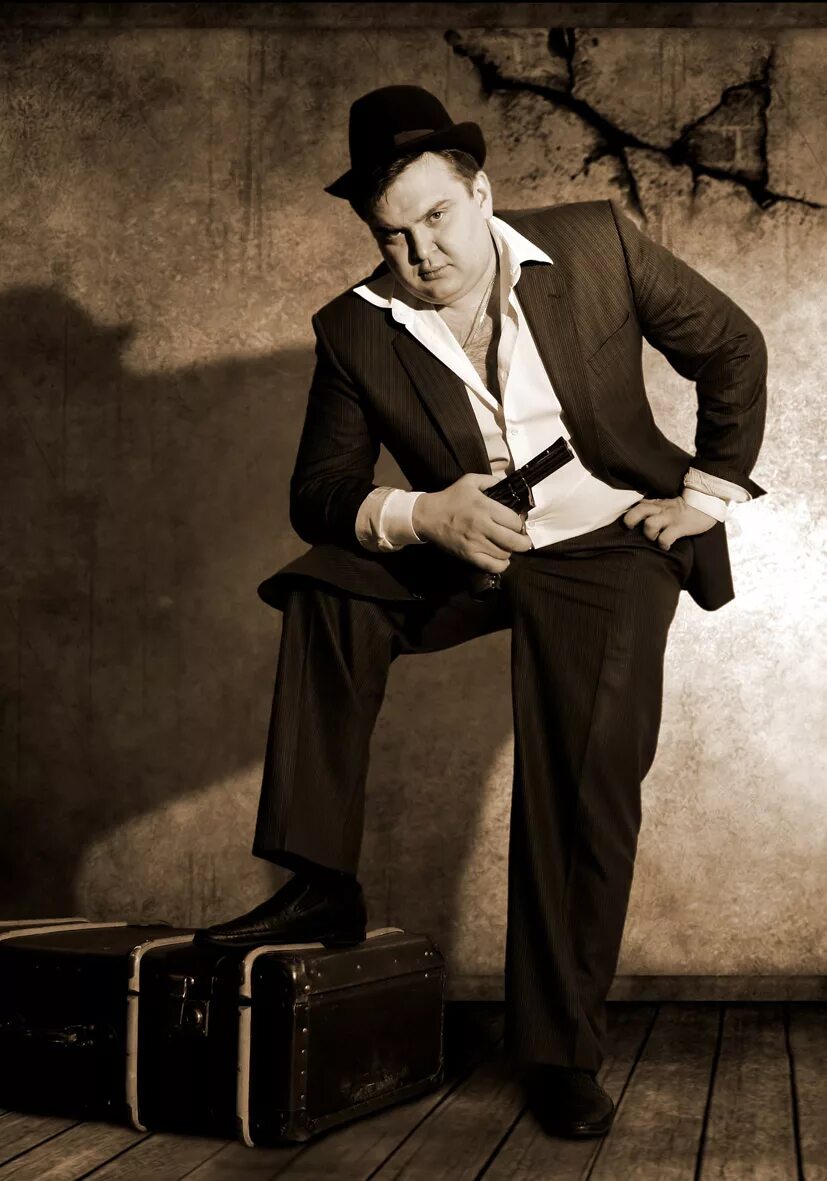 костюм джентльмены. стиль мафии аль капоне. гангстерская вечеринка аль капоне. стиль гангстеров. костюм гангстера чикаго 30х.