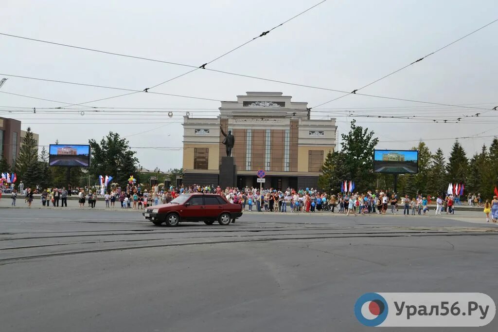 Сколько населения в орске. Комсомольская площадь Орск драмтеатр. Город Орск Комсомольская площадь. Орск Комсомольская площадь 2003. Орск центр города Комсомольская площадь.