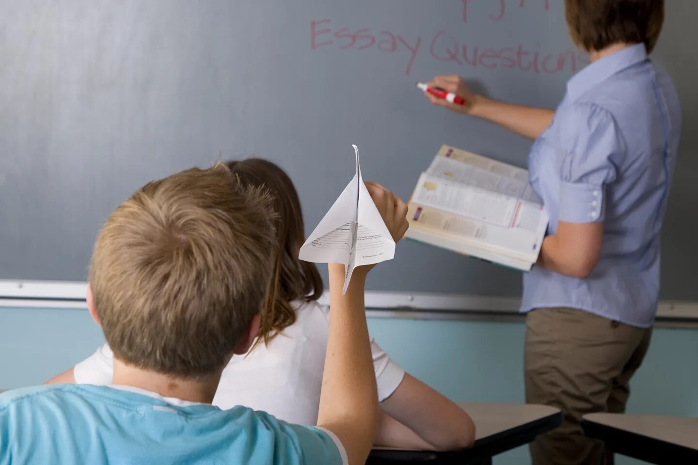 During school. Нарушение дисциплины в школе. Дисциплина на уроке. Плохие ученики на уроках. Нарушитель дисциплины в школе.