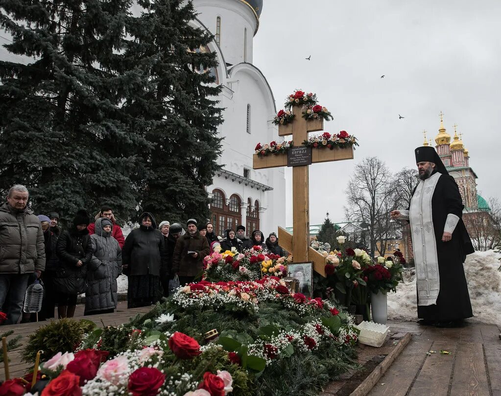 Подавать панихиду