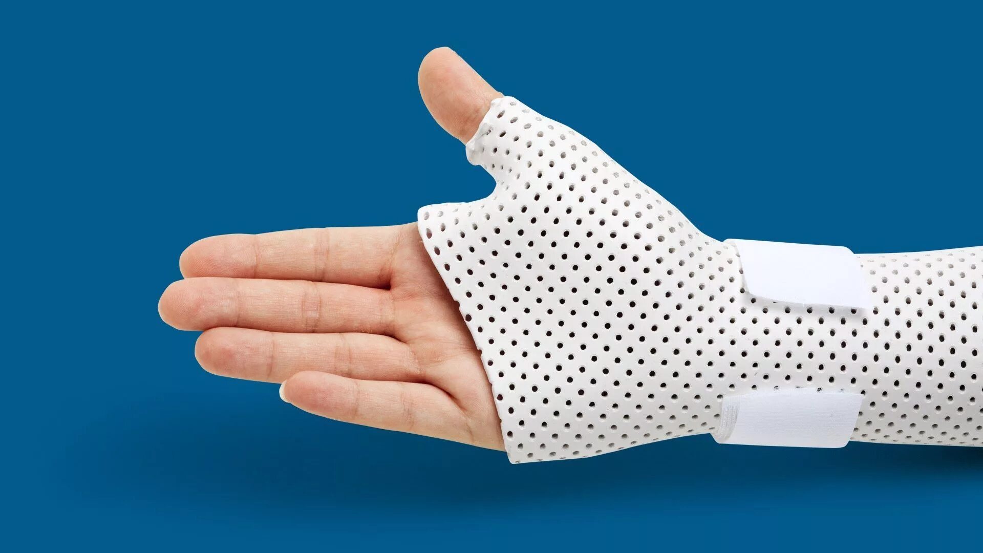 гипсовая лонгета на кисть. для руки при переломах в аптеке. бандаж на лучезапястный сустав "интерлин" р01 р. бандаж плечевой крейт 221. бинт intrarich cast.