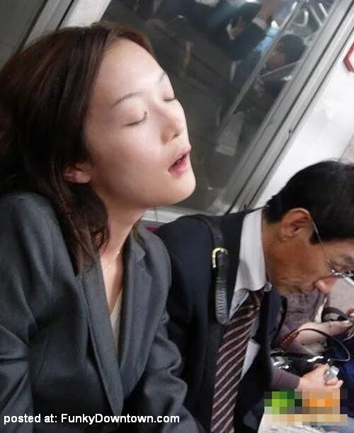 Зрелые японки в автобусе. Японки в общественном транспорте. Японские девушки в общественном транспорте. Домогательства в Японии. Япония домогания в транспорте.