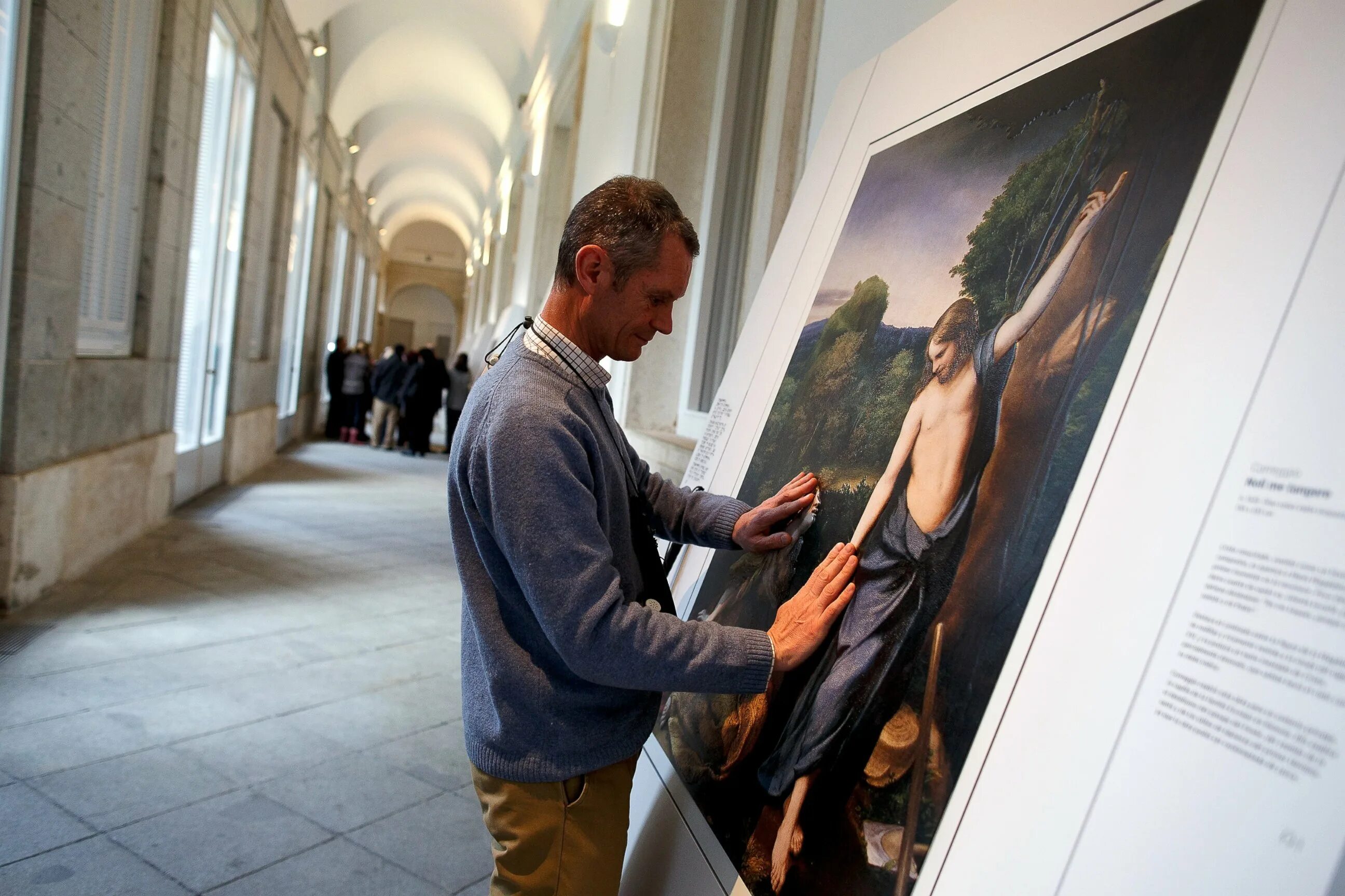 Корреджо Noli me Tangere. Мужчина в картинной галерее. Картина в музее.