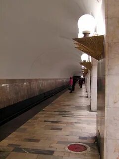 Станция метро калининская
