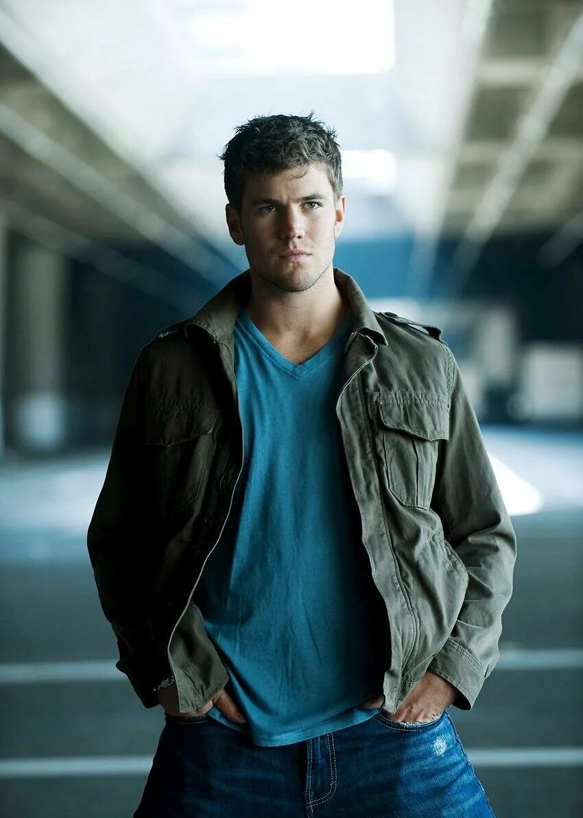 зак эфрон фото. ричард гир юный. темноволосый парень. брайс холл 2021. ричард гир фото.