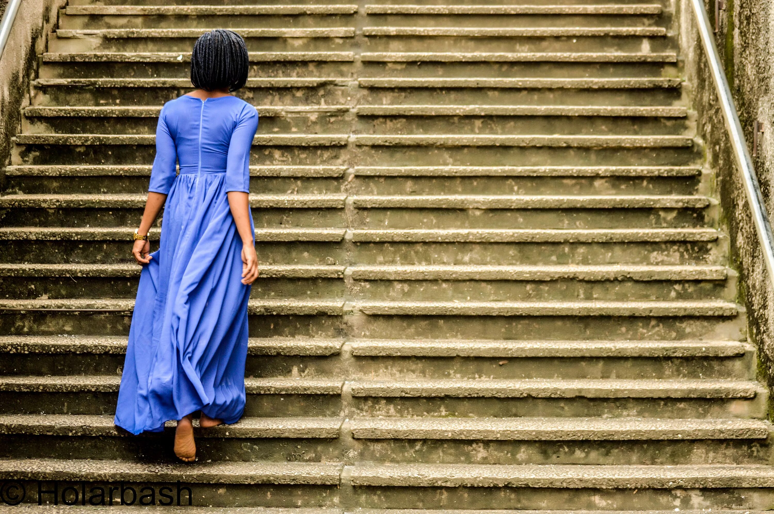 Девушка поднимается по лестнице. Девушка спускается по лестнице в платье. Девушка в платье. Девушка на лестнице.