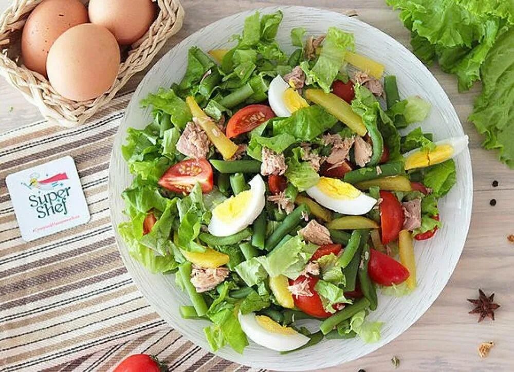 салат портофино с тунцом. простой салат с тунцом и яйцом. салат с пекинской капустой тунцом и авокадо. салат из тунца с яйцом. салат с тунцом консервированным и яйцом и огурцом.