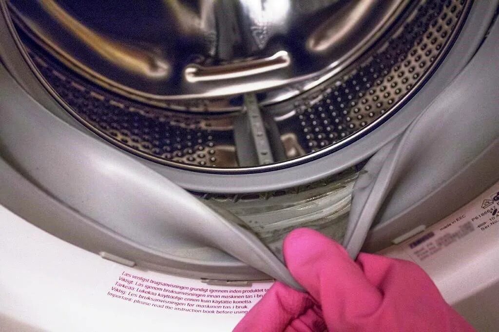 Как чистить стиральную машину автомат. Чистка барабана стиральной машины Индезит. LG f1089nd резиновая манжета люк внутри. Чистка барабана стиральной машины Ariston. Резинка внутри стиральной машины.