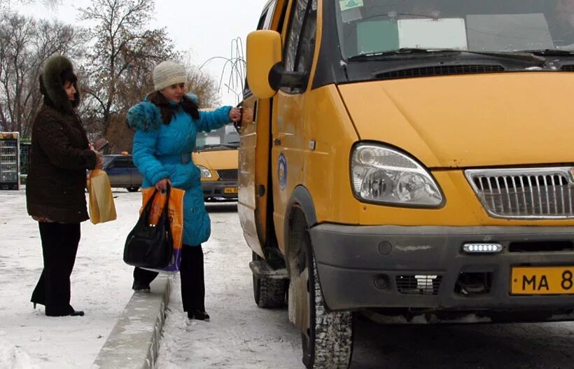 Едет в маршрутном такси