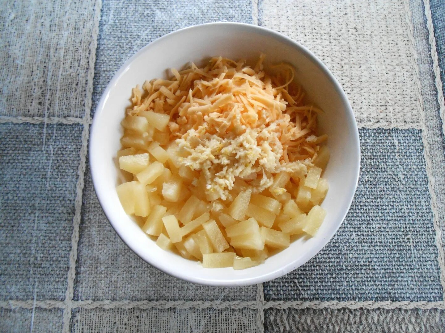Салат с ананасом, сыром и чесноком - рецепты с фото на vpuzo.com