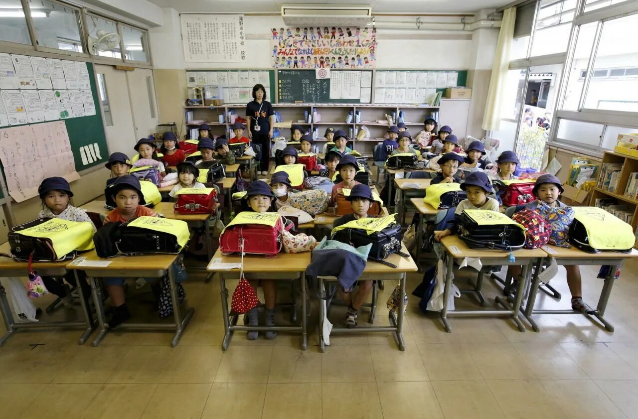 Япония школы видео. Школа в Японии начальная школа. Насальнаяшкола в Японии. Японские классы в школе. Япония школьники.