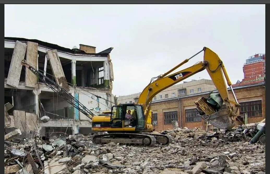 Демонтаж построек. Демонтаж здания экскаватором. Демонтаж здания экскаватором. Демонтаж построек. Снесенный дом.