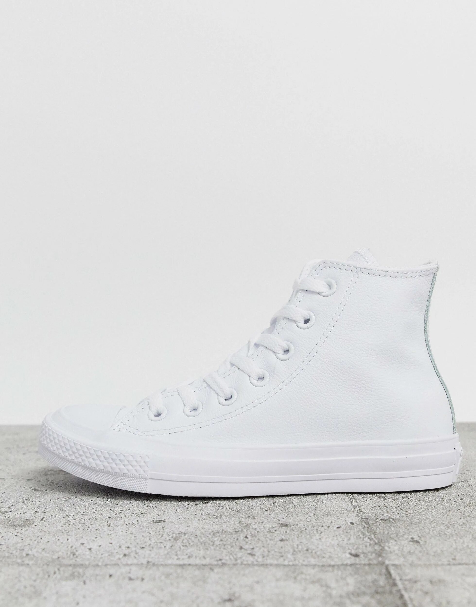 Кеды white. Converse Chuck Taylor белые кожаные высокие. Converse Chuck Taylor кожаные белые. Конверс кеды высокие белые кожаные. Кеды конверс белые кожаные.