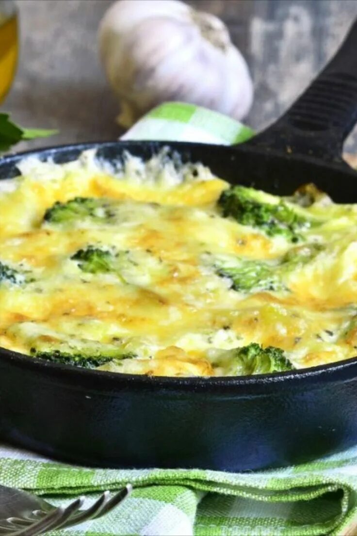 фриттата с брокколи. брокколи с сыром на сковороде. брокколи с яйцом и сыром на сковороде. брокколи с чесноком. брокколи с сыром на сковороде.